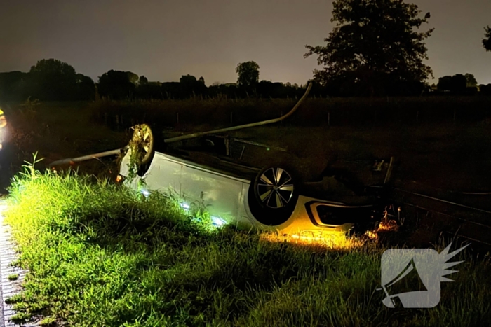 Bestuurder spoorloos nadat auto ondersteboven belandt