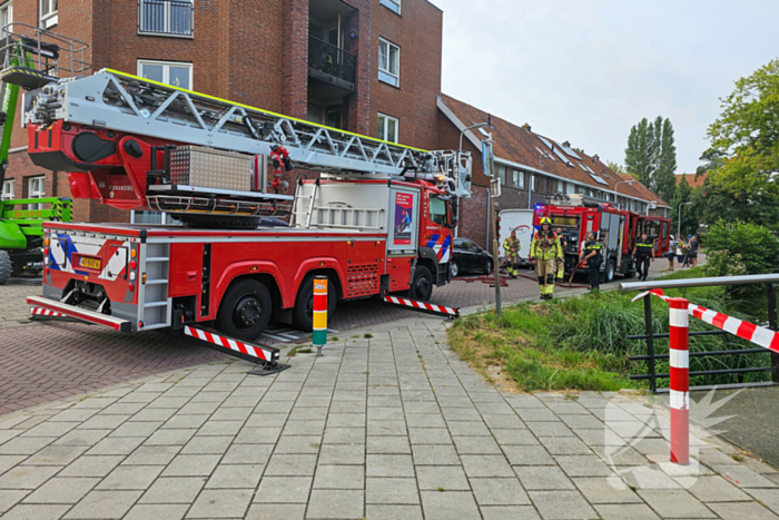 Brandweer blust brand op balkon