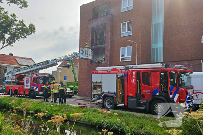 Brandweer blust brand op balkon