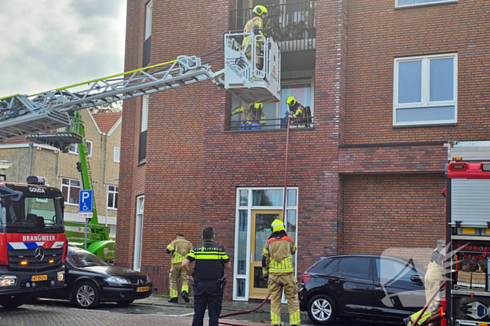 Brandweer blust brand op balkon