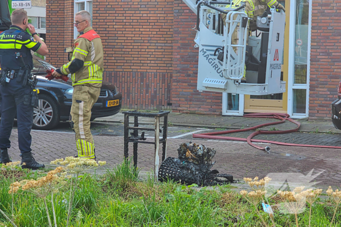 Brandweer blust brand op balkon