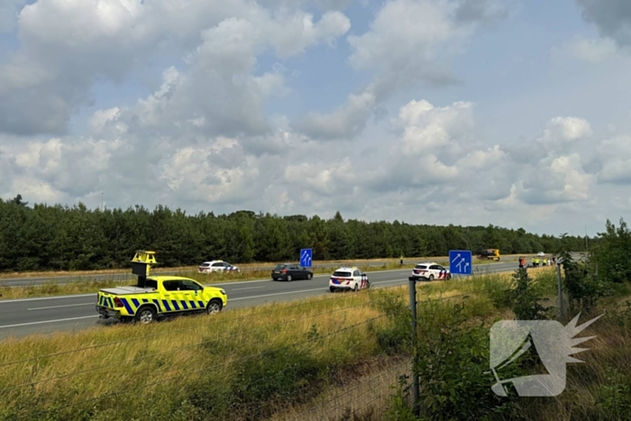 Aanrijding tussen twee voertuigen op snelweg