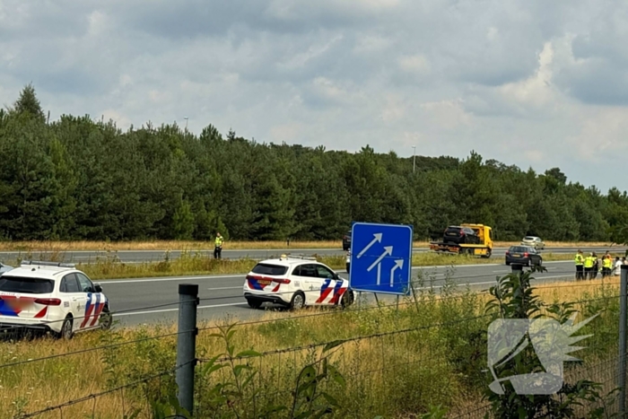 Aanrijding tussen twee voertuigen op snelweg