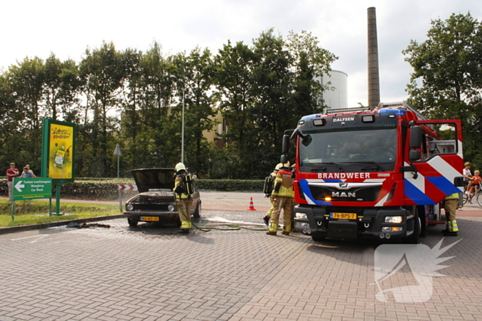 Golf cabrio vat vlam bij benzinepomp