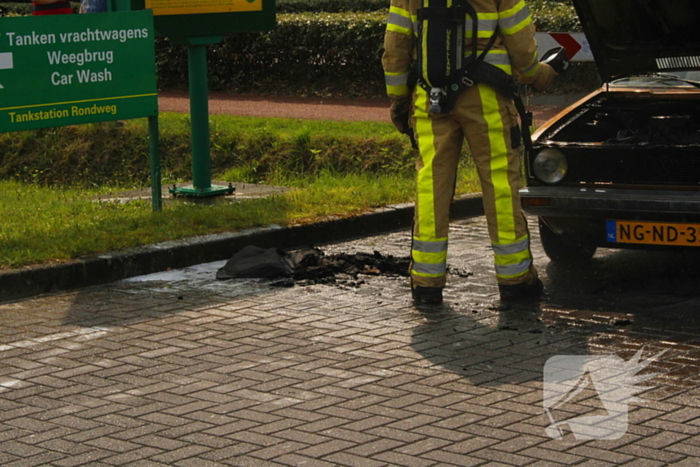 Golf cabrio vat vlam bij benzinepomp