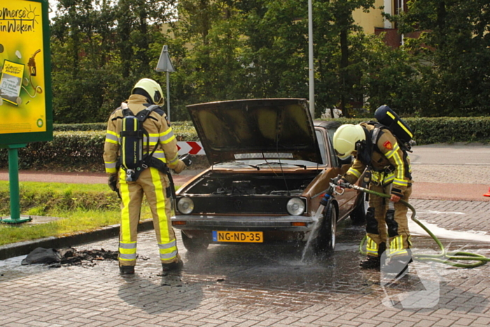 Golf cabrio vat vlam bij benzinepomp