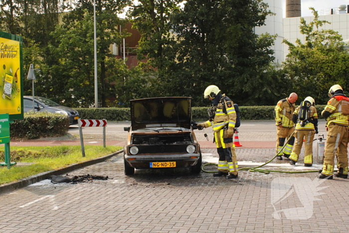 Golf cabrio vat vlam bij benzinepomp