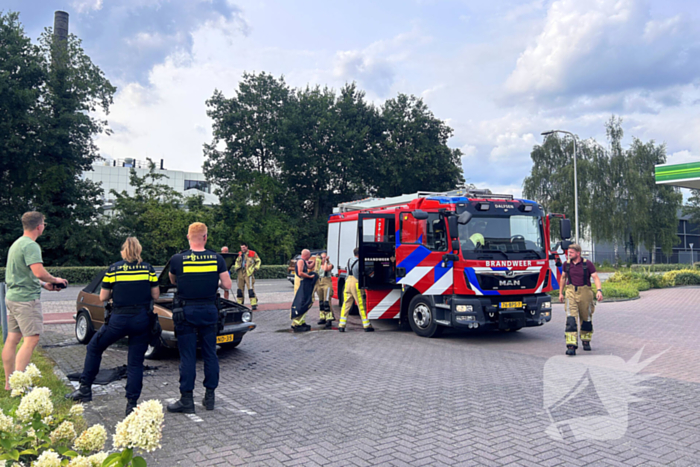 Golf cabrio vat vlam bij benzinepomp