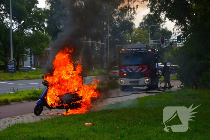 Brandweer blust brandende scooter