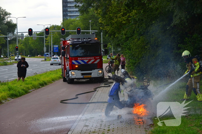 Brandweer blust brandende scooter