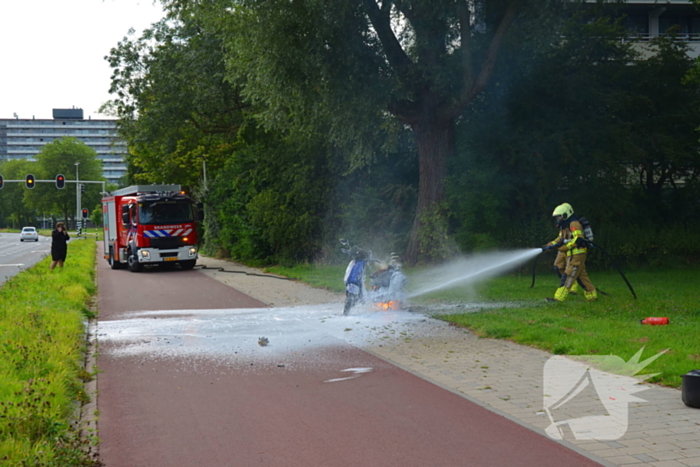 Brandweer blust brandende scooter