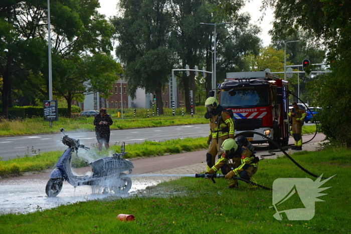 Brandweer blust brandende scooter