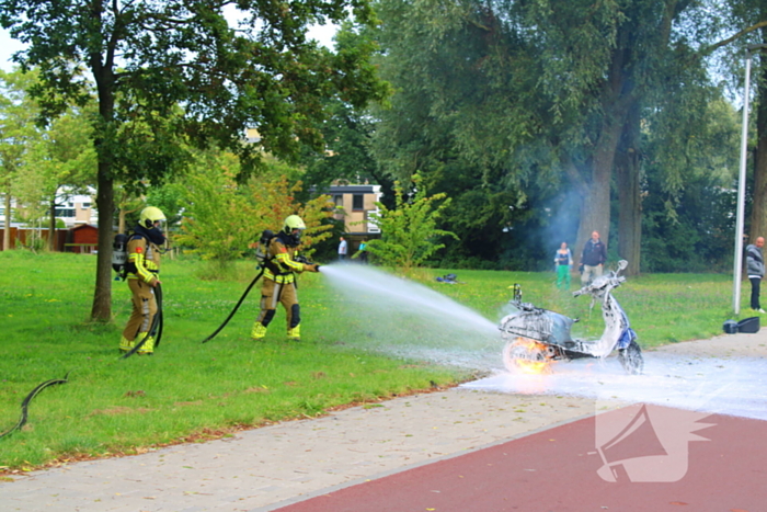 Brandweer blust brandende scooter