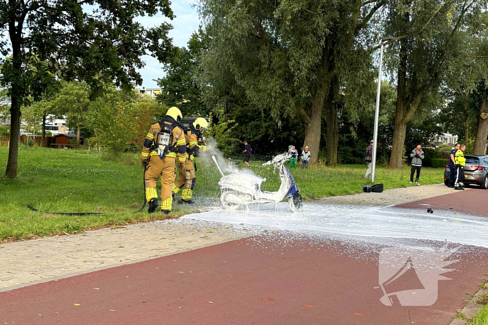 Brandweer blust brandende scooter