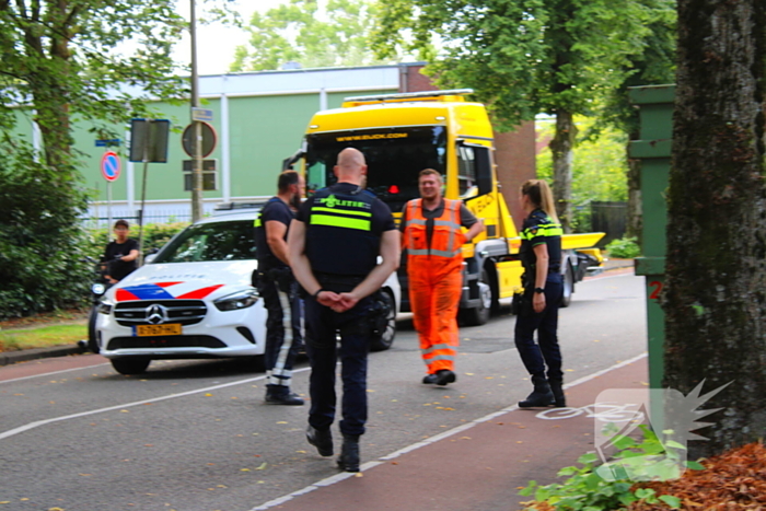 Auto rijdt bussluis in tweede auto klapt achterop