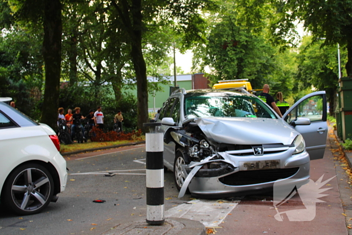 Auto rijdt bussluis in tweede auto klapt achterop