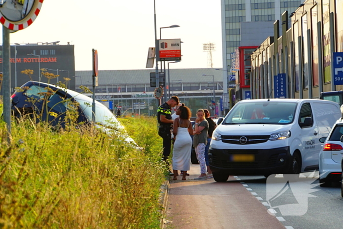 Bestuurder raakt onwel en schiet van de weg