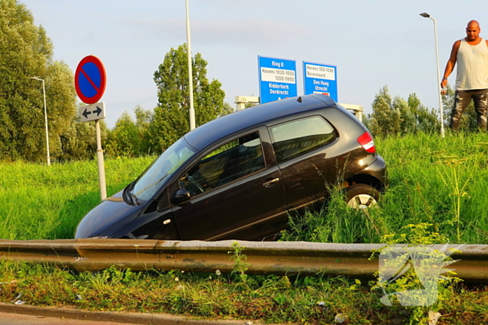 Bestuurder raakt onwel en schiet van de weg