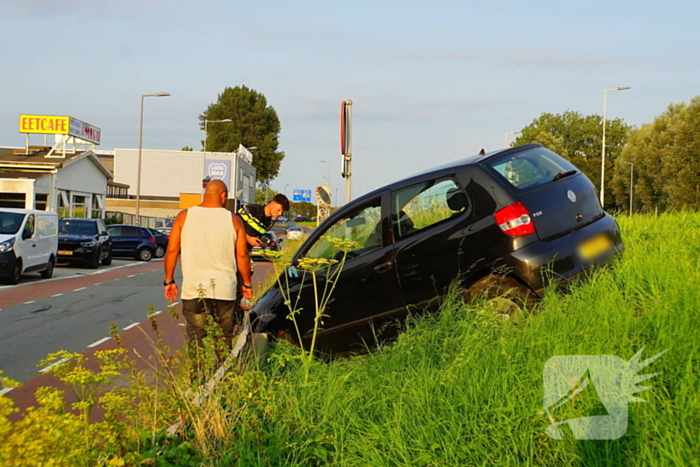 Bestuurder raakt onwel en schiet van de weg