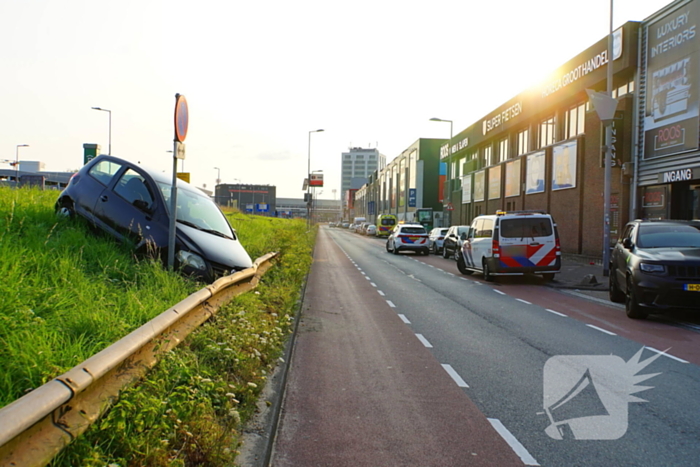 Bestuurder raakt onwel en schiet van de weg