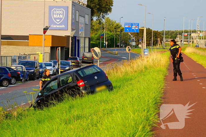 Bestuurder raakt onwel en schiet van de weg