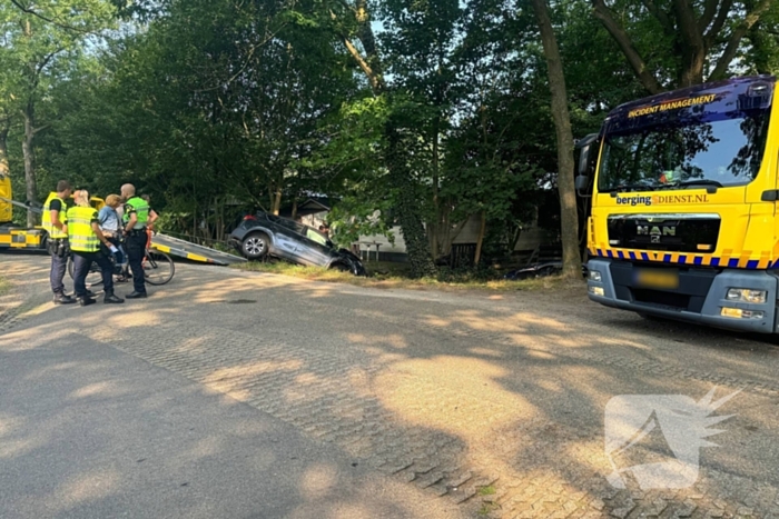 Voertuigen belanden in sloot na aanrijding