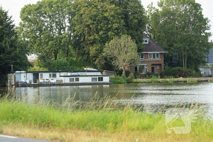 Woonhuis en woonboot gekraakt