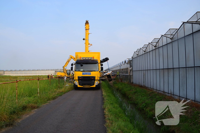 Berging gekantelde vuilniswagen in volle gang