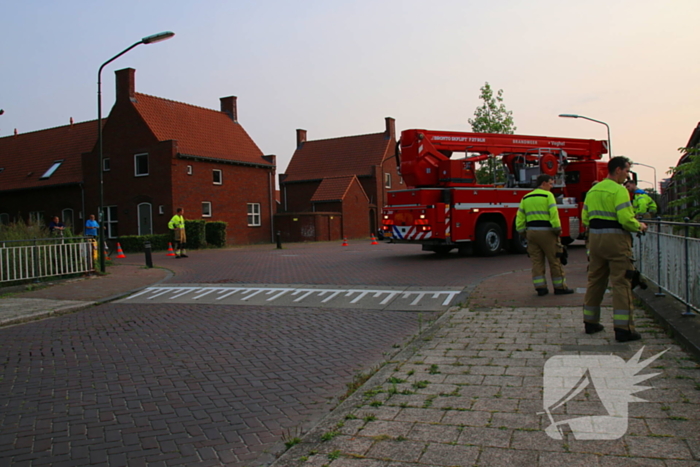 Brandweer assisteert politie en vist zak uit het water