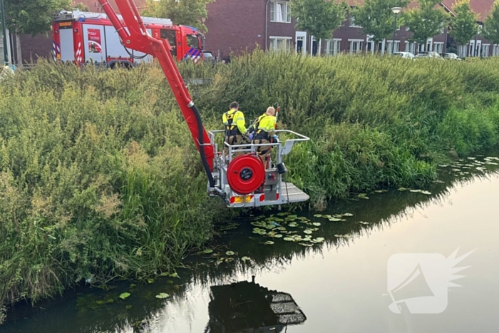 Brandweer assisteert politie en vist zak uit het water