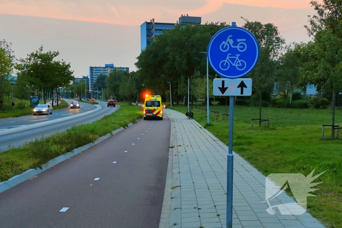 Fietser hard onderuit op fietspad