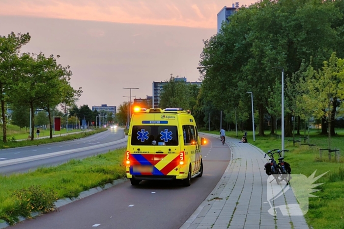 Fietser hard onderuit op fietspad