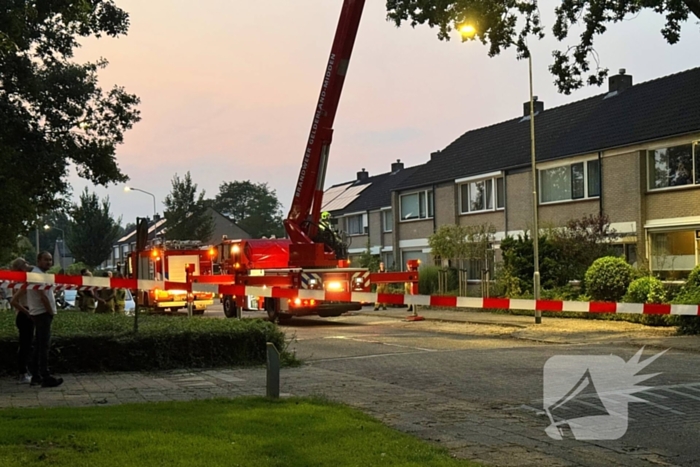 Brandweer verwijdert gevaarlijk hangende tak uit boom