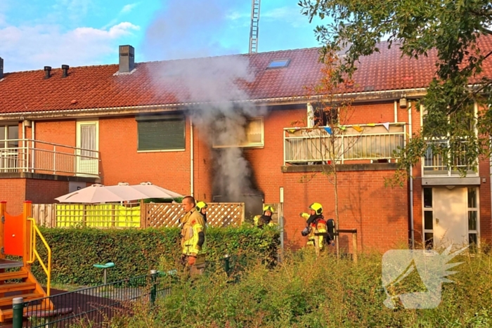 Vier gewonden bij uitslaande woningbrand, vrouw ernstig verbrand