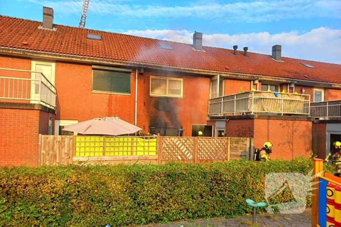 Vier gewonden bij uitslaande woningbrand, vrouw ernstig verbrand