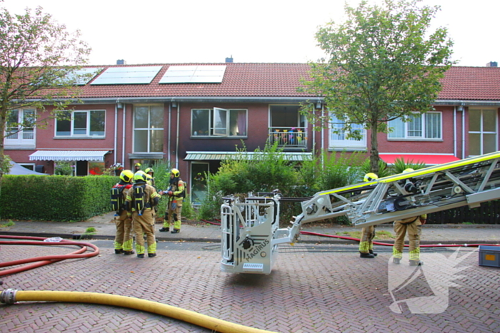 Vier gewonden bij uitslaande woningbrand, vrouw ernstig verbrand