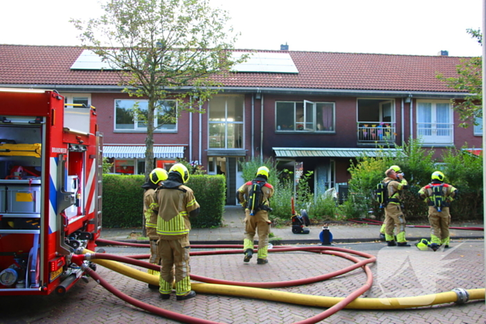 Vier gewonden bij uitslaande woningbrand, vrouw ernstig verbrand