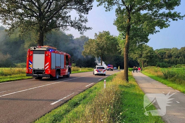 Auto vliegt in brand tijdens rijden