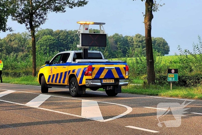 Auto vliegt in brand tijdens rijden