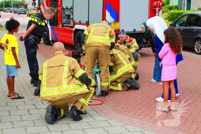 Brandweer bevrijdt vastzittend kind uit fietsspaken