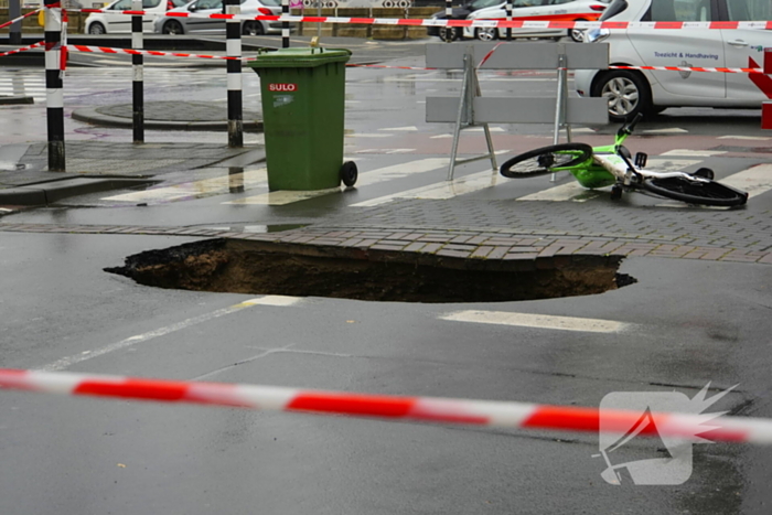 Verkeershinder door groot gat in weg