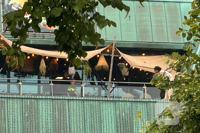 Vrouw met onbegrepen gedrag dreigt te springen van Balkon