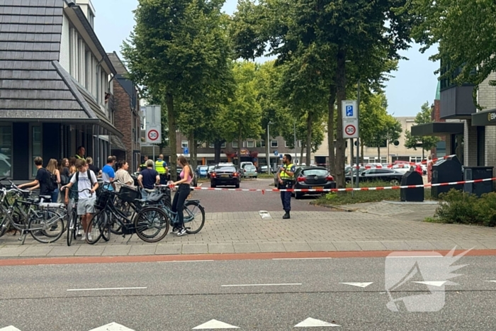 Vrouw met onbegrepen gedrag dreigt te springen van Balkon