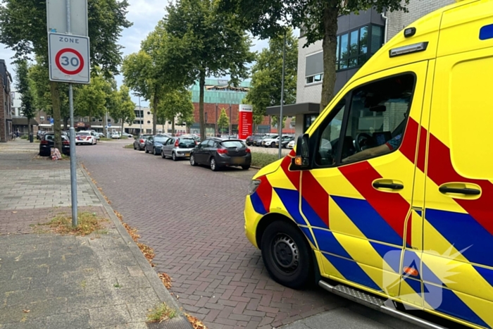 Vrouw met onbegrepen gedrag dreigt te springen van Balkon