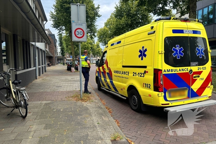 Vrouw met onbegrepen gedrag dreigt te springen van Balkon