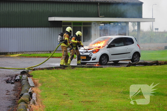 Personenauto vat vlam door onbekende reden