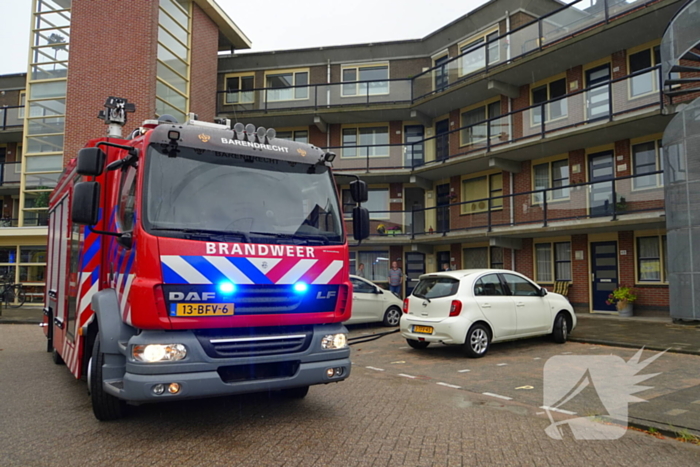 Brandweer blust brand in afzuigkap