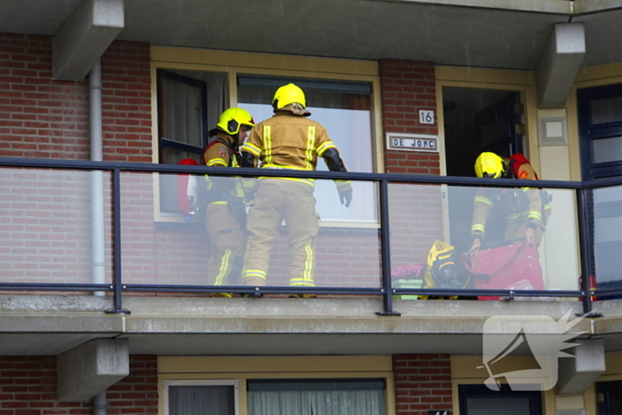 Brandweer blust brand in afzuigkap