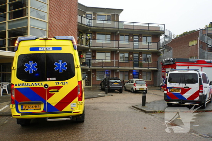 Brandweer blust brand in afzuigkap