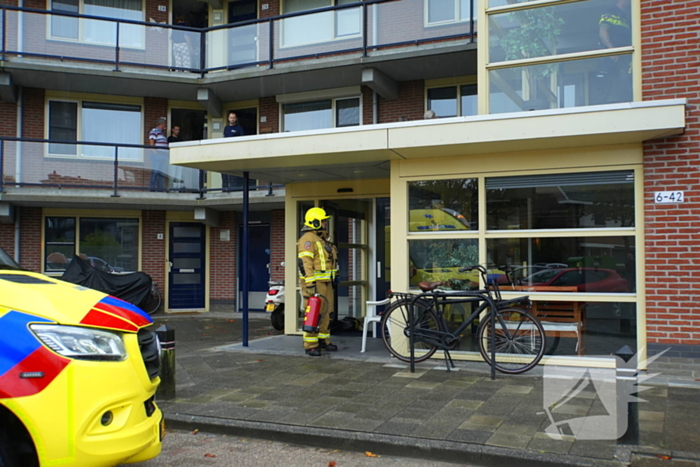 Brandweer blust brand in afzuigkap